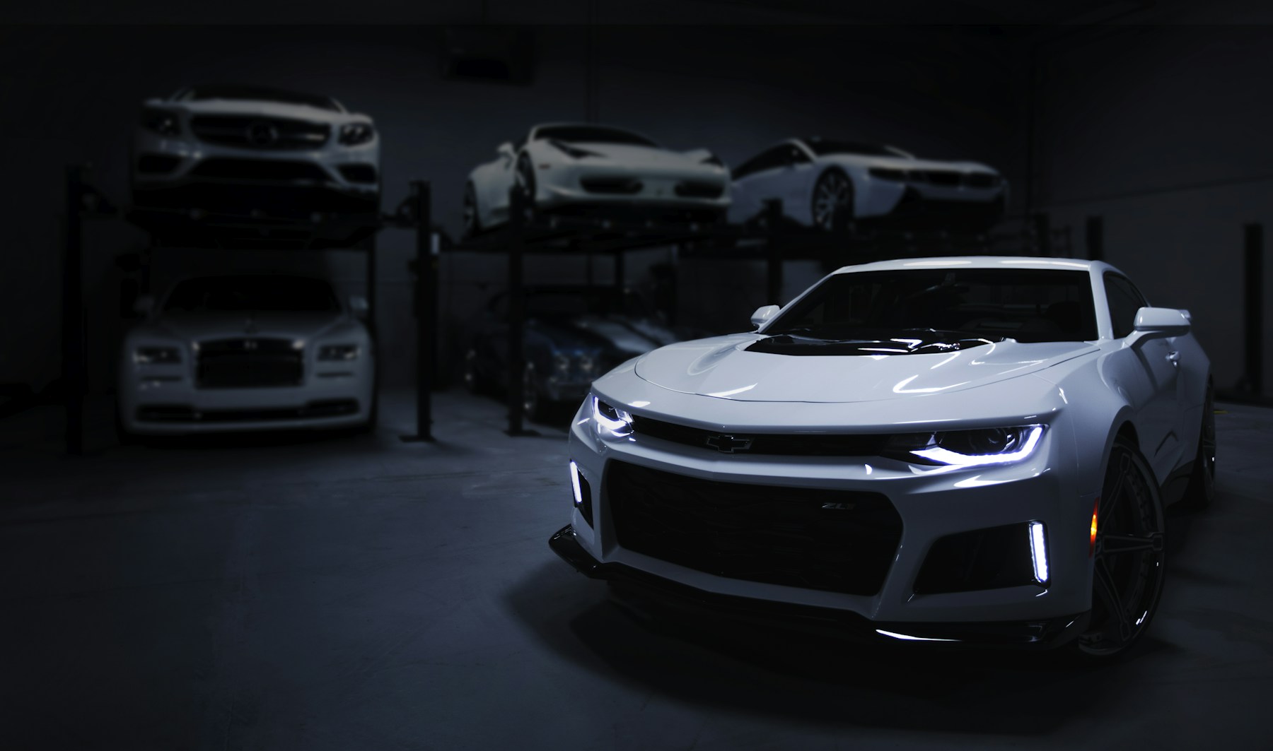 Серебристый автомобиль на дороге